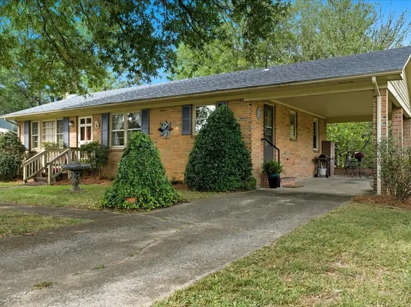 1120 E Oak Hill Dr, Halifax, VA 24558
