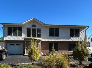 620 Lake Blvd, Lindenhurst, NY 11757
