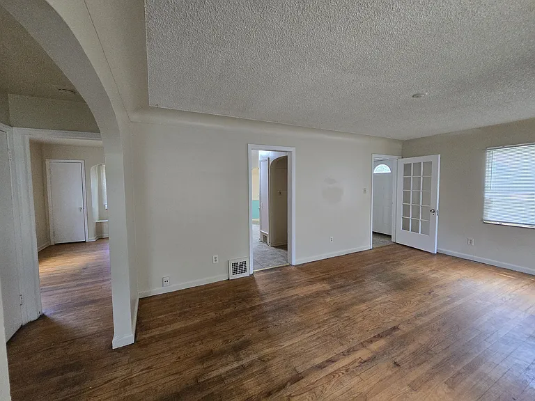 15205 Maplewood Ave — Photo 5