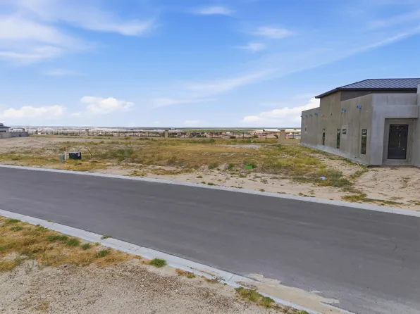 14 Acantilado Dr, Laredo, TX 78045