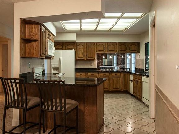 4th image of 12311 Oaks Ln