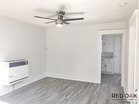 5th image of 817 1/2 W 62nd Pl