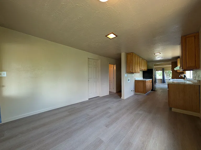 439 S 4th St — Photo 11