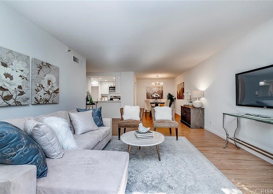 1st image of 600 W 9th St APT 215