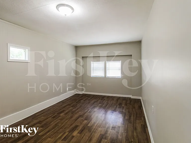 1021 Meadowbrook Ln NW — Photo 5