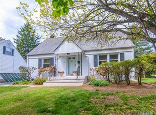 62 Middle Neck Rd, Port Washington, NY 11050