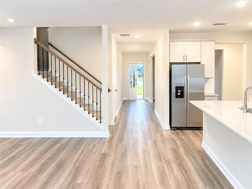 5 bed, 3.0 bath, 3014 sqft, $2,500 — Photo 3