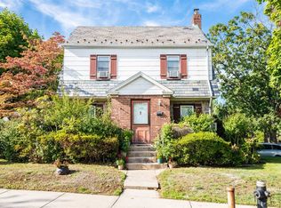 21515 56th Ave, Oakland Gardens, NY 11364