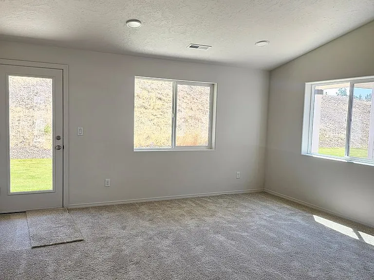 515 SE Polaris St — Photo 2