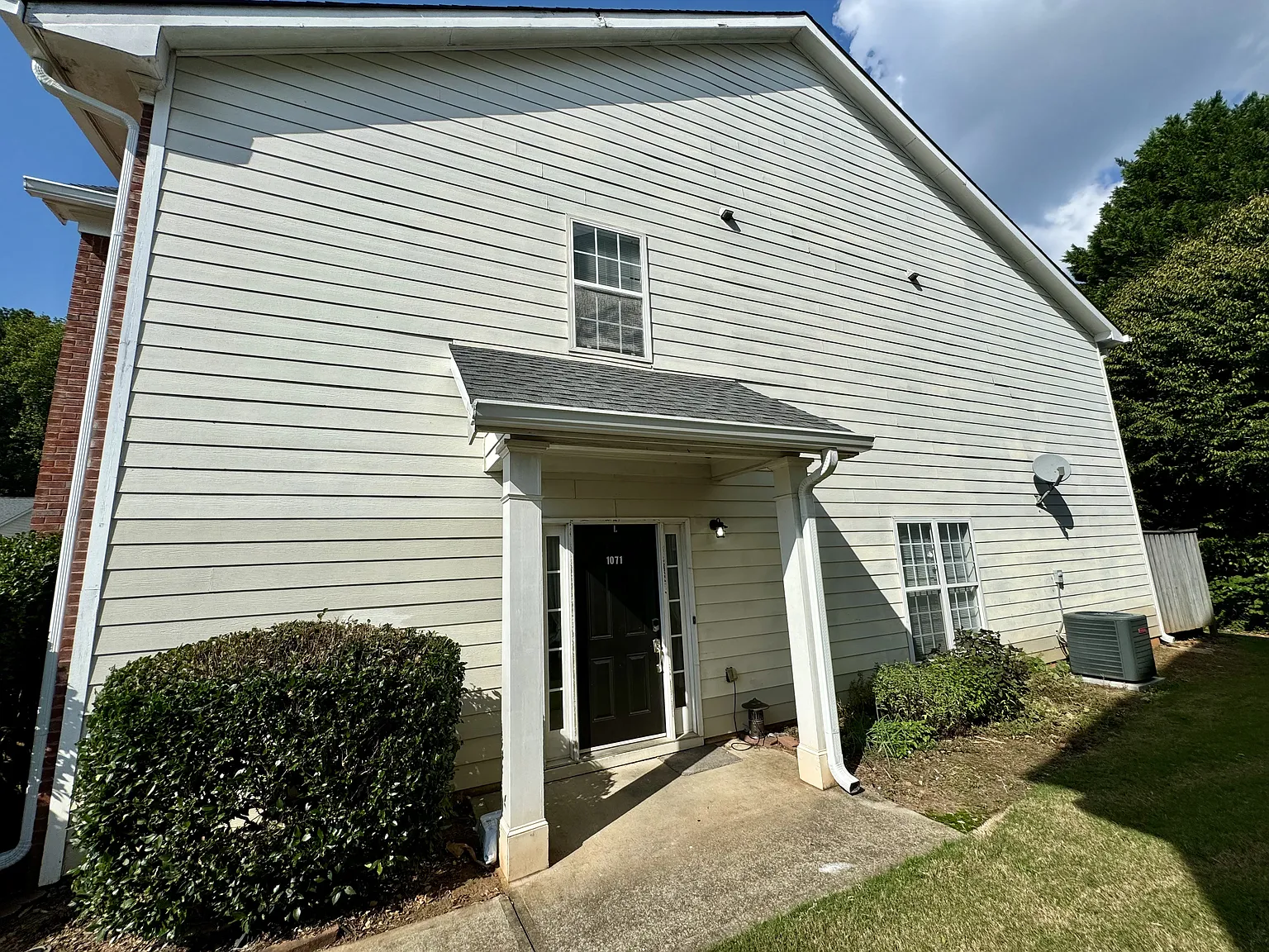 3 bed, 2.5 bath, 1592 sqft, $1,900 — Photo 2