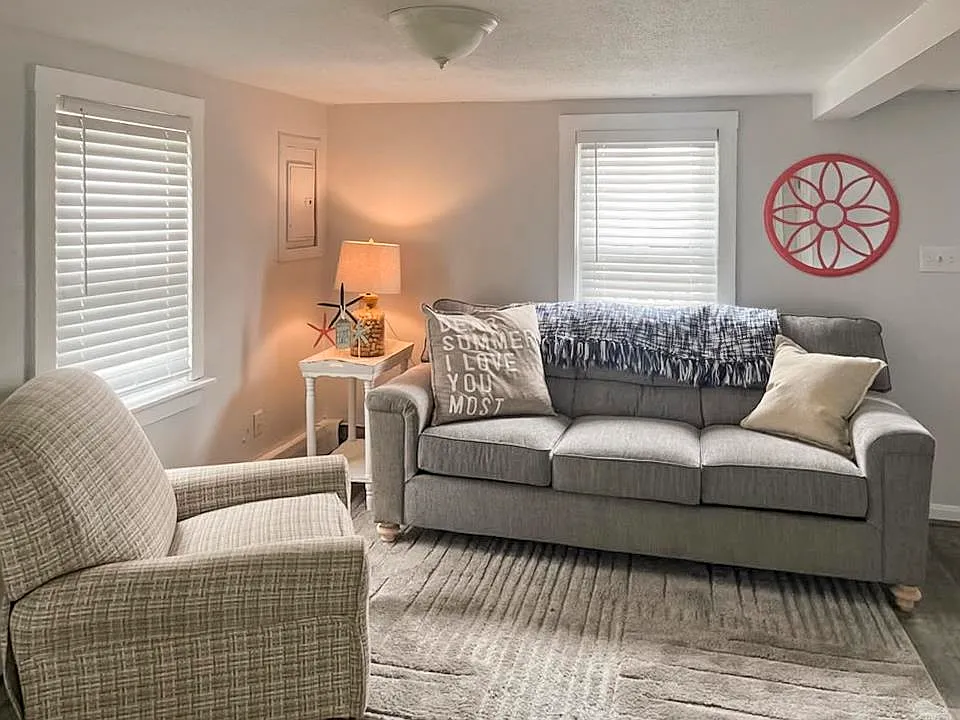 4 bed, 1.0 bath, 864 sqft, $2,600 — Photo 4