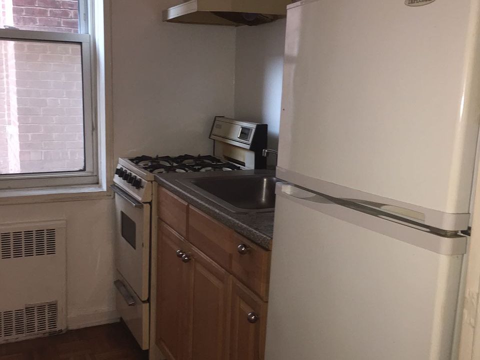 1st image of 16107 Sanford Ave Fl 2