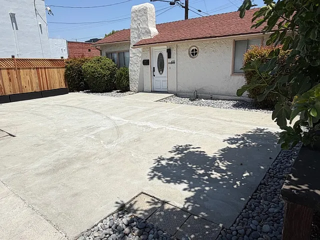 418 S Clark Dr — Photo 4