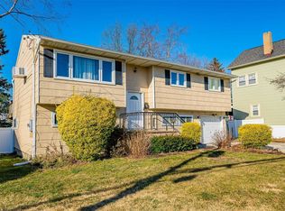 157 S 4th St, Lindenhurst, NY 11757