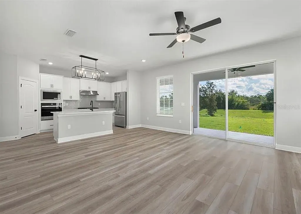 4 bed, 2.5 bath, 1817 sqft, $3,200 — Photo 3