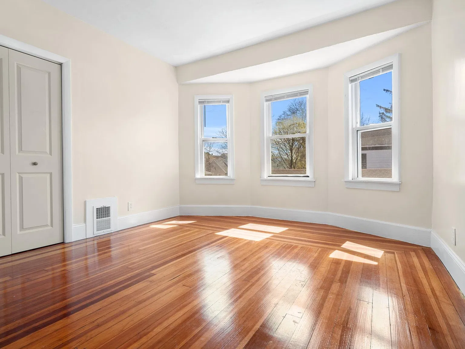 3 bed, 1100 sqft, $2,900 — Photo 2