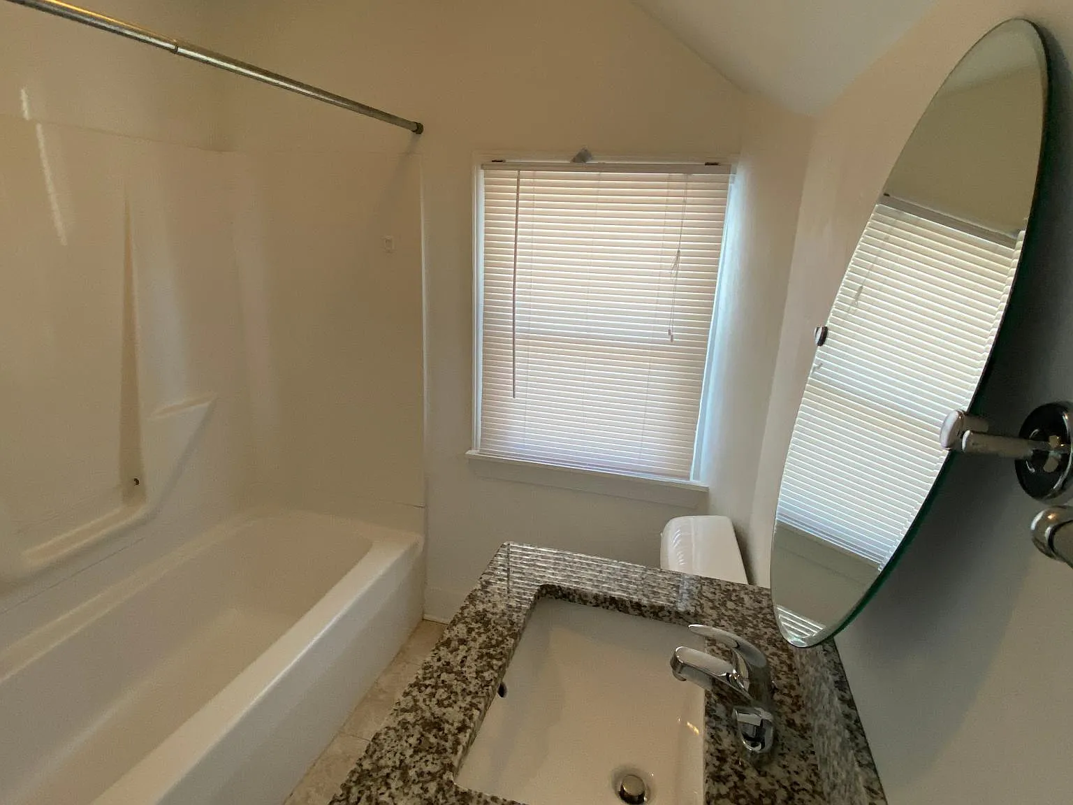 1 bed, 770 sqft, $1,600 — Photo 3