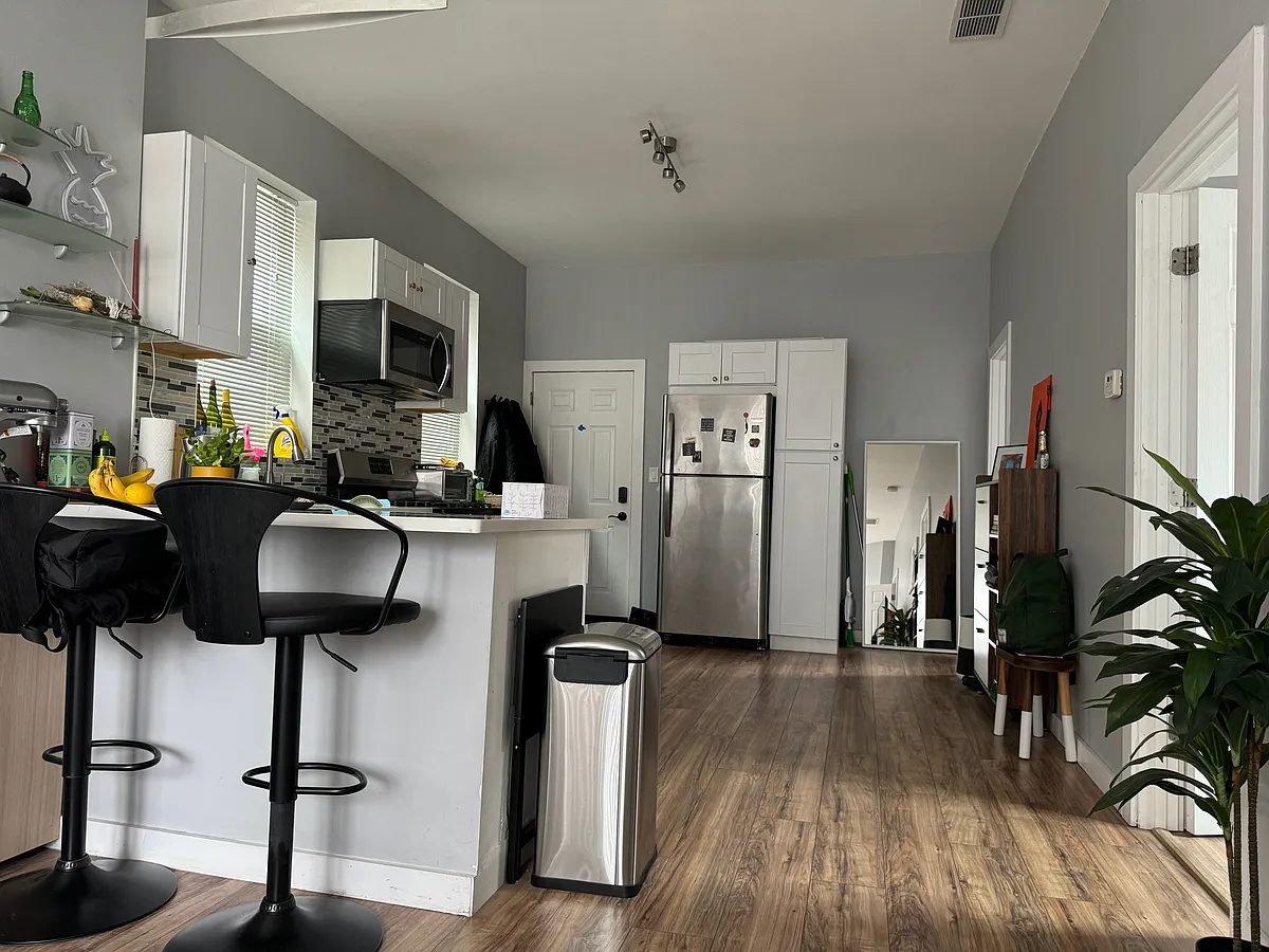 Building Photo - 2037 W 19th St #3F