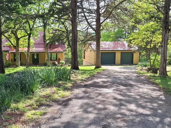 8 Pine Ridge Ln, Eureka, MO 63025