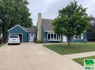 517 1st St, Hull, IA 51239