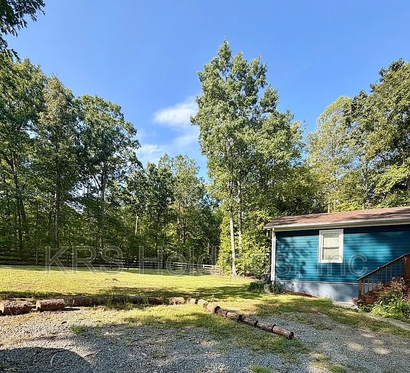 3 bed, 2.0 bath, 1824 sqft, $2,100 — Photo 2