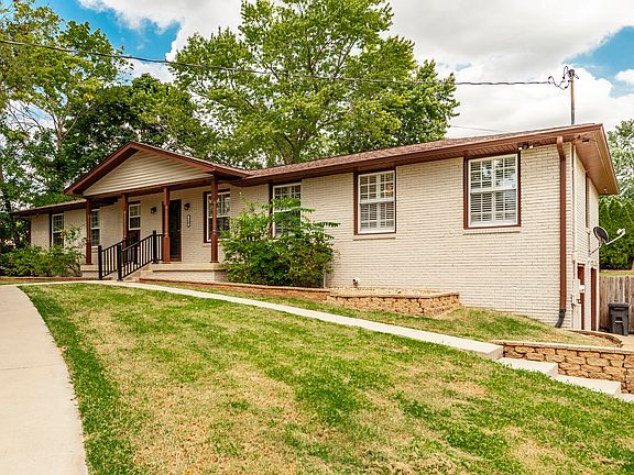 4th image of 140 La Plaza Dr