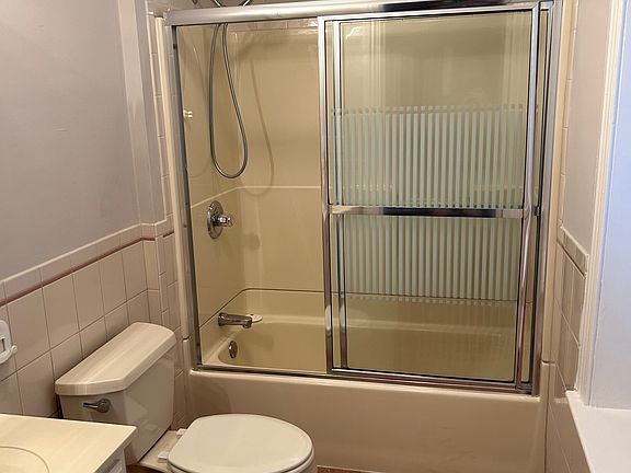 5th image of 114 Bloomingdale Ave #1