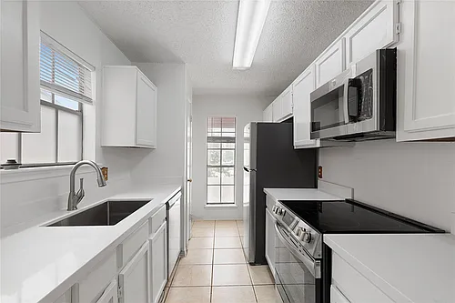 2121 Hepburn St Photo 1