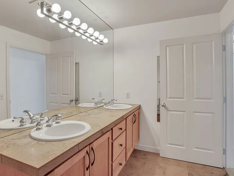 300 110th Ave NE #605 — Photo 23