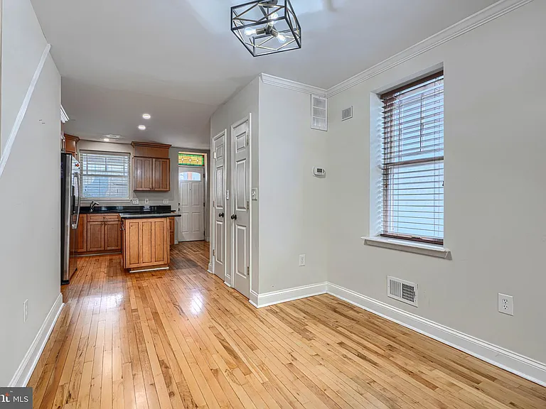 609 S East Ave — Photo 4