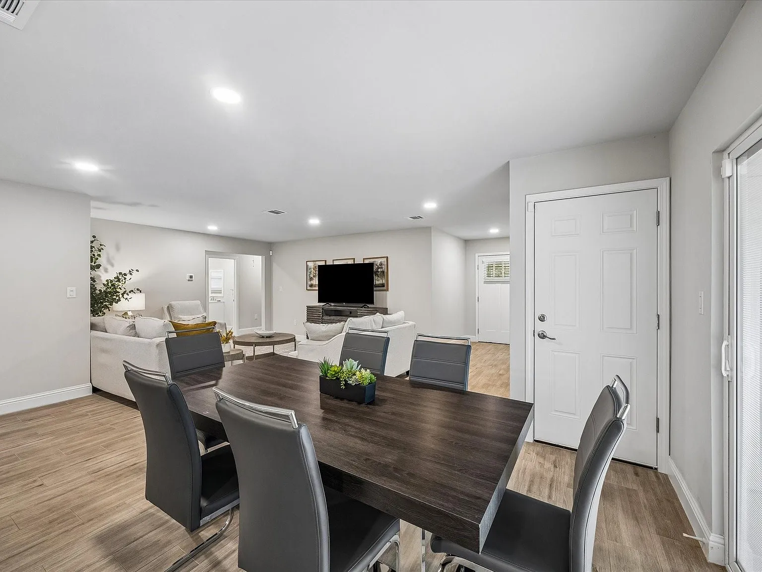 3 bed, 6.0 bath, 1594 sqft, $3,600 — Photo 4