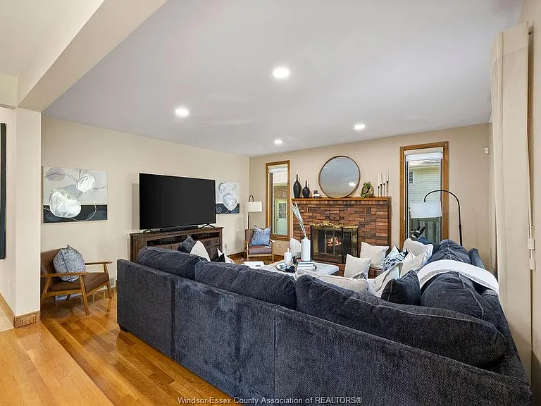 534 Michael Cres — Photo 12