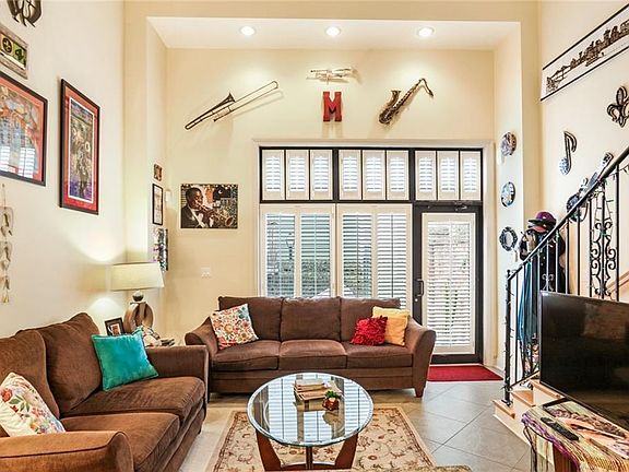 3rd image of 1939 Burgundy St APT 11