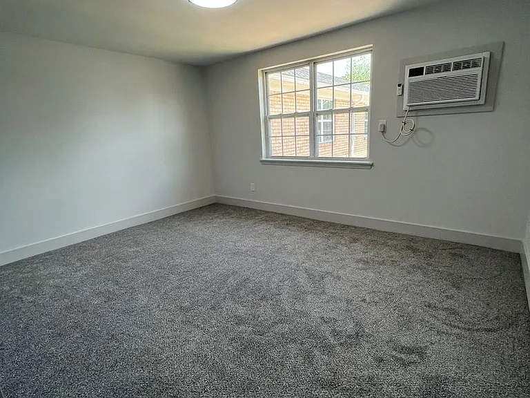 West Gate Apartments — Photo 27