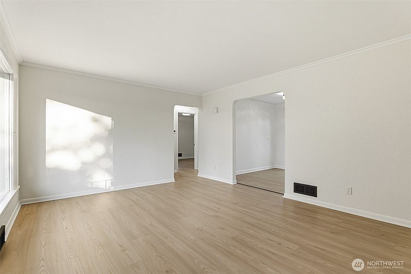 4th image of 924 E 57th Street