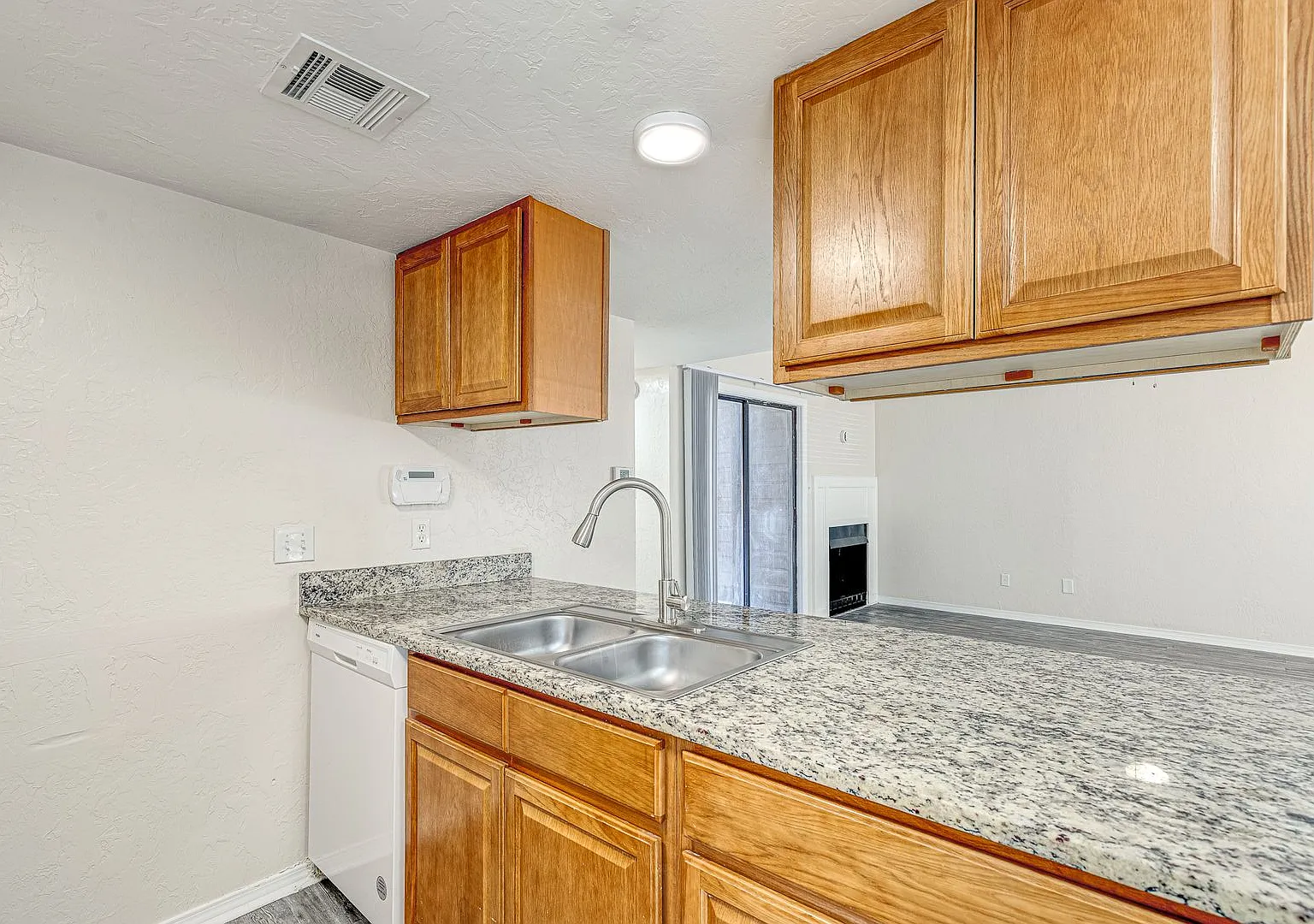 Beautiful two bedroom/two bathroom apartment with washer/dryer hookups — Photo 4
