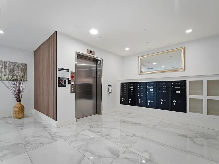 845 S Saint Andrews Pl — Photo 2