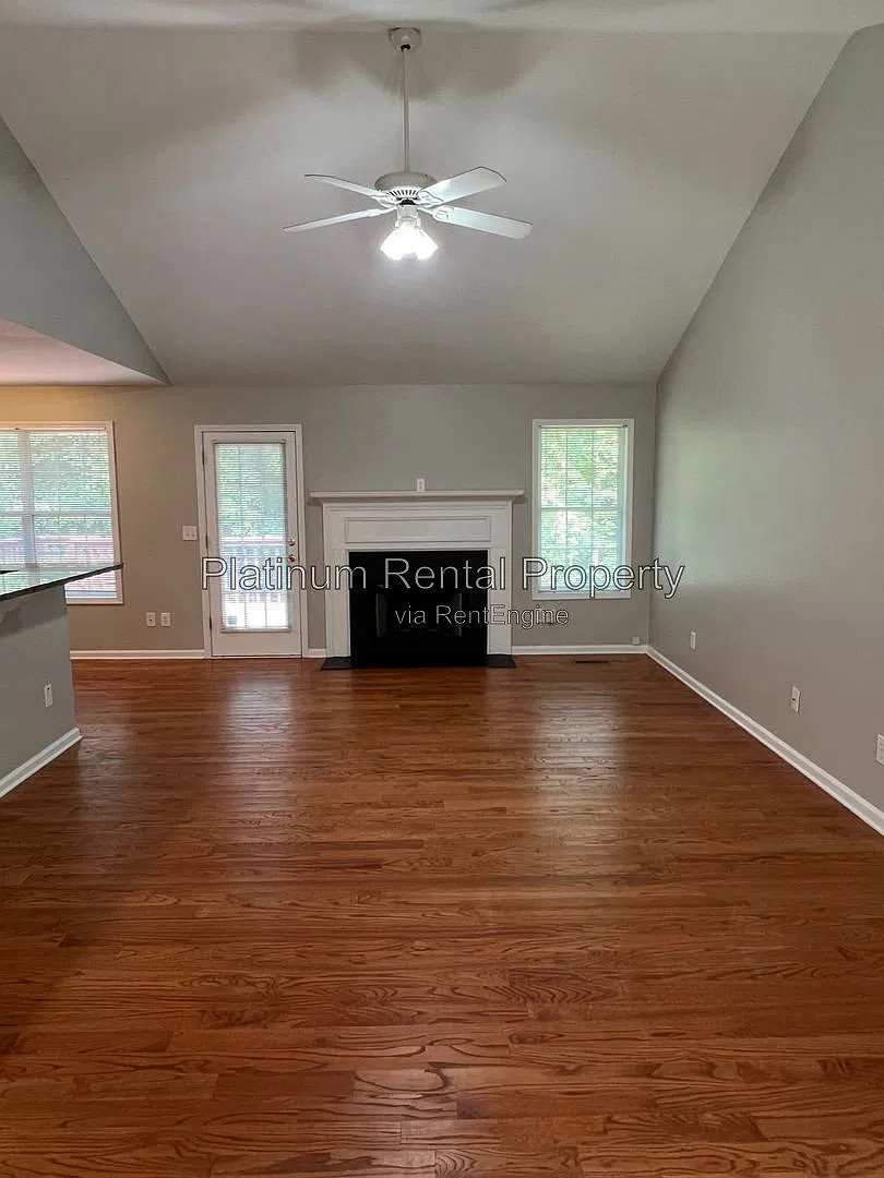 3 bed, 2.0 bath, 1600 sqft, $2,100 — Photo 4