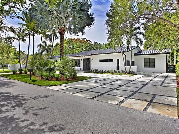 Beautiful Corner Residence in High Pines