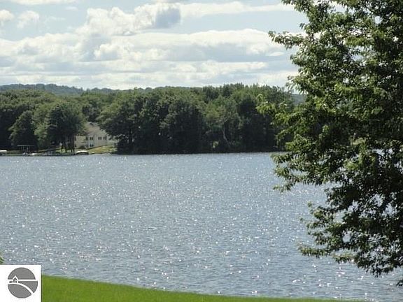 3rd image of 1043 Queensway Dr