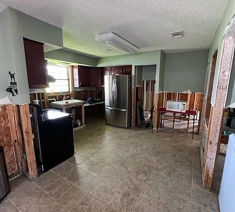 5th image of 89 Surrey Dr
