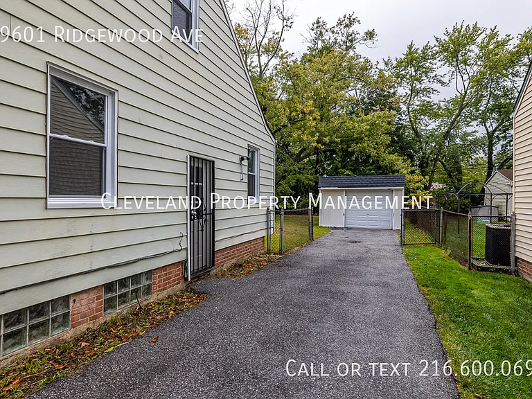 19601 Ridgewood Ave — Photo 3