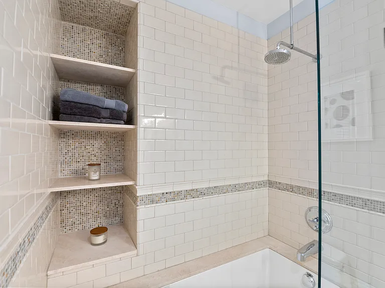 421 Chestnut St #404 — Photo 18