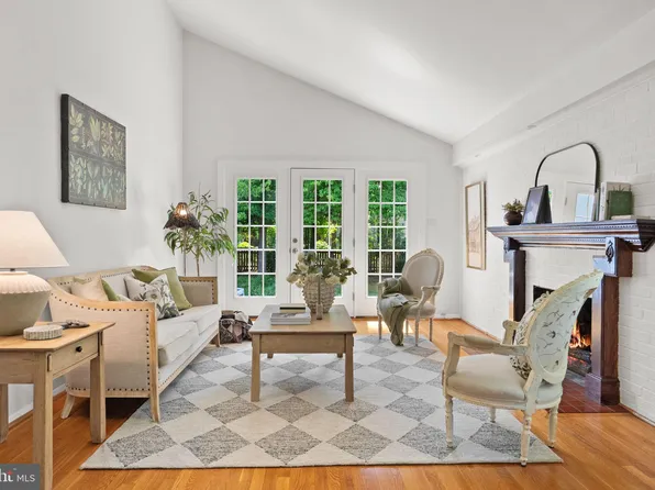 8609 Cushman Pl, Alexandria, VA 22308