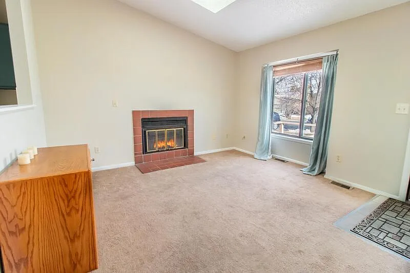 3 bed, 2.0 bath, 1080 sqft, $2,475 — Photo 2