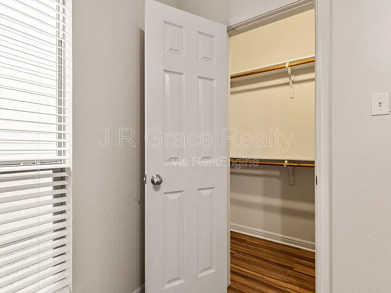 2100 Breezy Dr — Photo 21
