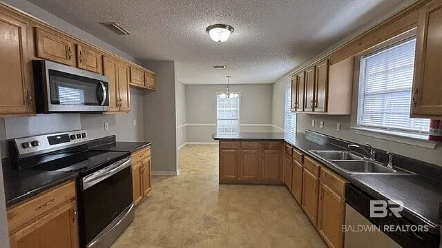 3 bed, 2.0 bath, 1471 sqft, $1,800 — Photo 3