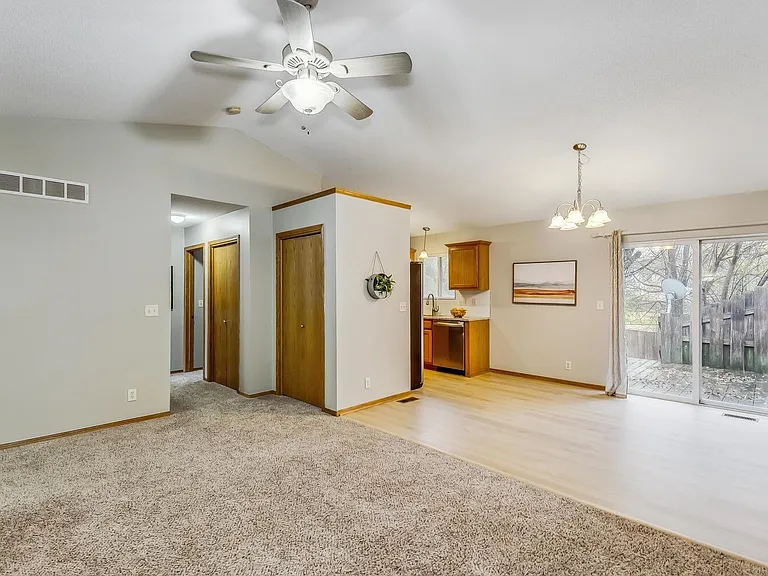 601 W Autumn Ridge Ct — Photo 2