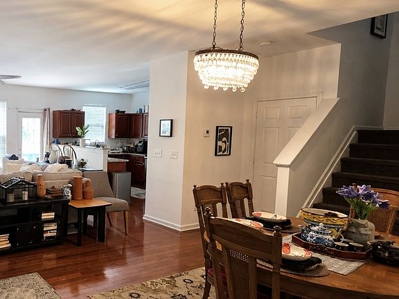 3rd image of 192 Bellewood Oak Dr