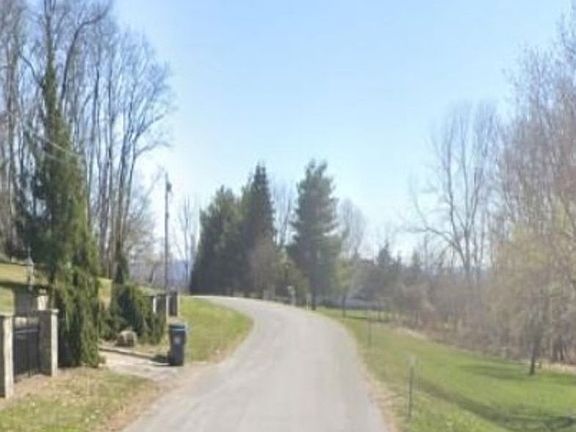 Exterior Neighborhood (street photo)